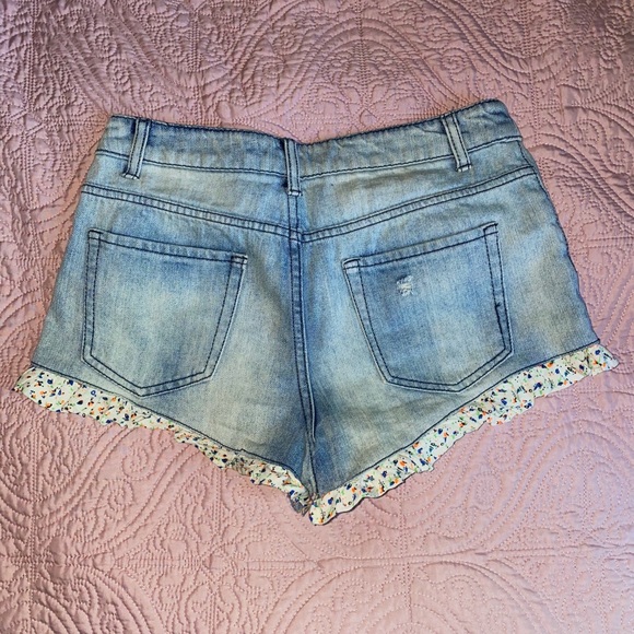 DETAILED JEAN SHORTS - Picture 2 of 2